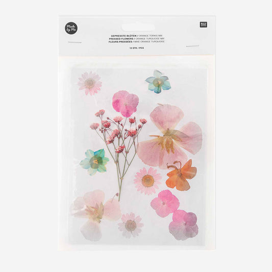 Laboratorio di fiori secchi fai da te: una tavola di fiori d'arancio, rosa turchese