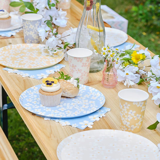 Assiettes pastel avec motif fleurs pour decoration fete paques