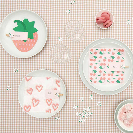 Confettis en bois fleur de fraise pour decoration de table fete enfant