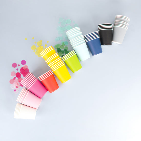 Eco-responsible cups for multicolored children's birthday decorations