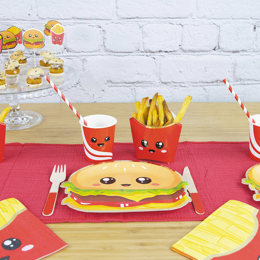 Compleanno kawaii: idea decorativa per una tavola di compleanno con cibo spazzatura