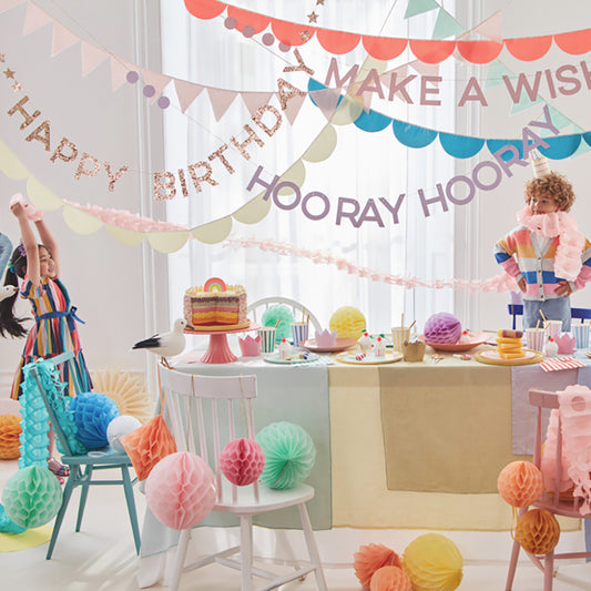 Ispirazione decorativa per una festa di compleanno di un bambino o di un adulto: decorazione color pastello
