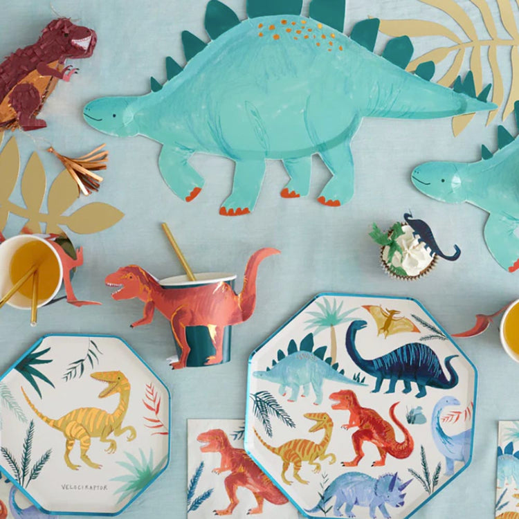 Dinosaur birthday table decoration idea: 3D T-rex cups