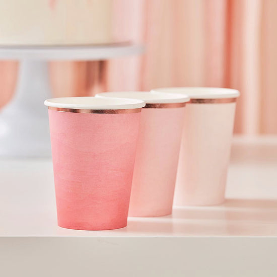 Idee deco de table de fete : des gobelets roses pour votre anniversaire