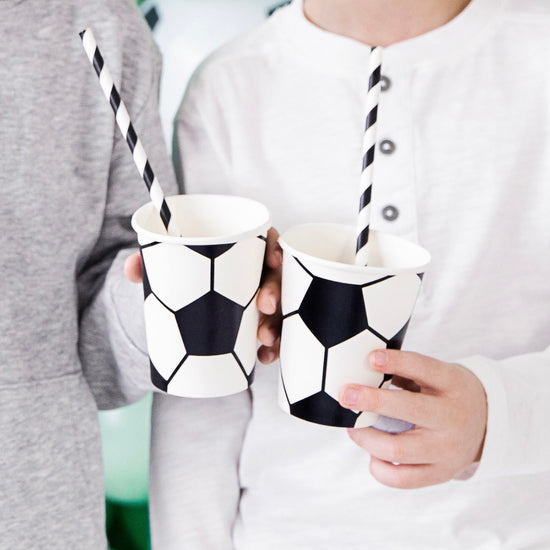 copas con globos para la decoración de un cumpleañero con temática futbolera