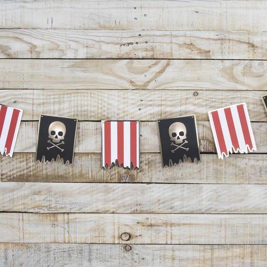 Guirlande fanions tete de mort pour decoration anniversaire pirate