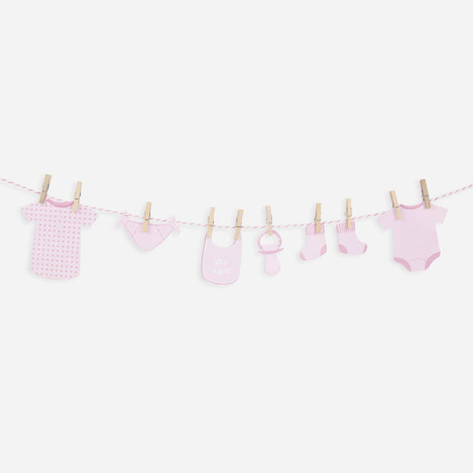 Decoración baby shower niña: guirnalda de ropa de bebé rosa