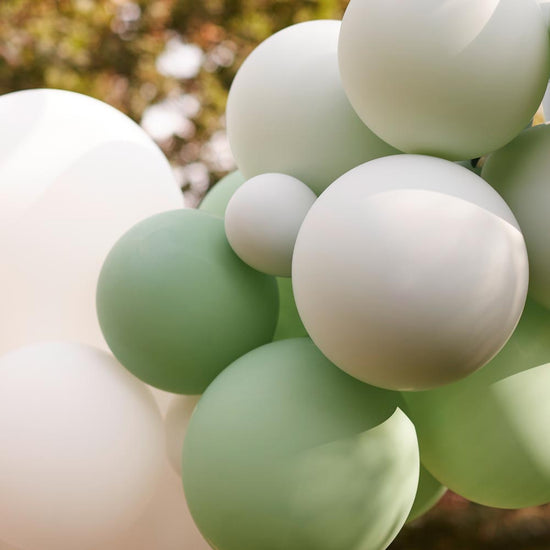 Ballons nude et vert amande pour deco mariage kinfolk ginger ray
