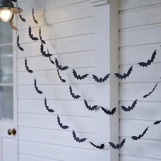 Idee decoration fete Halloween : guirlande en forme de chauve souris