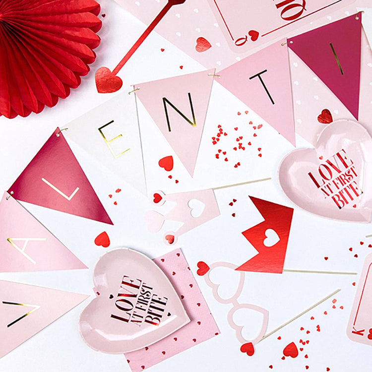 Idea de decoración rosa para San Valentín con guirnalda de banderines