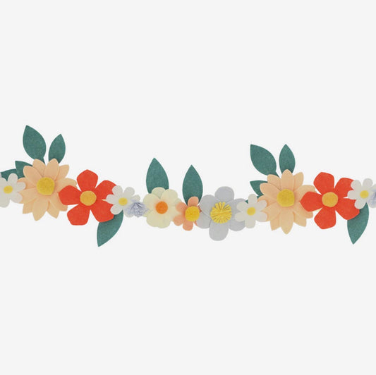 Floral birthday decoration idea: garland of felt flowers