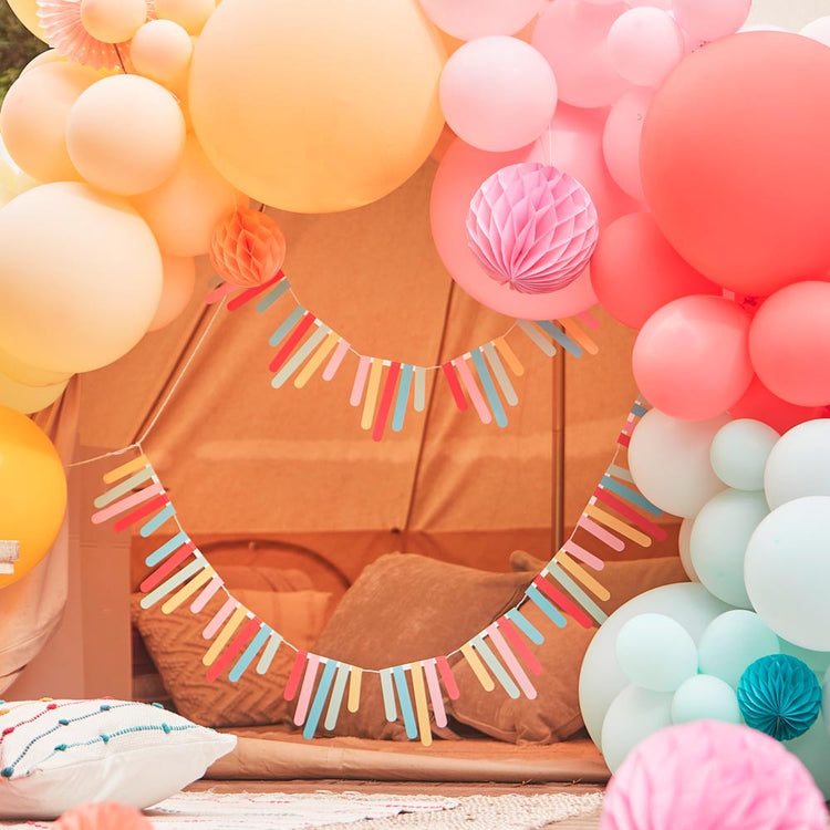 Décoration anniversaire multicolore avec guirlande et arche ballons