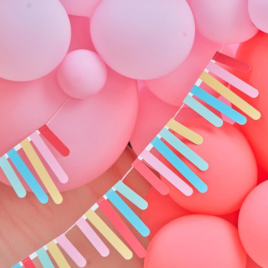 Guirlande franges multicolores et ballons roses : deco anniversaire enfant