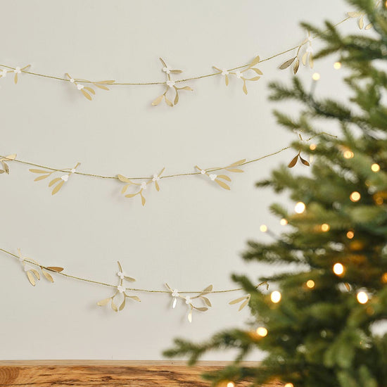 Idee originale pour decoration de noel : guirlande en forme de gui or