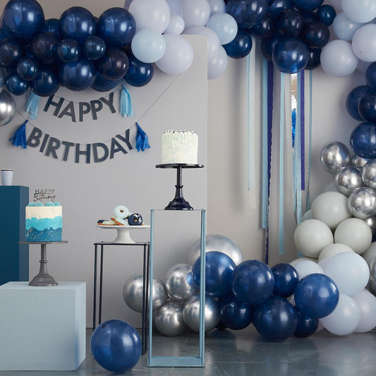 Decorazione di compleanno a raggio di zenzero blu con arco a palloncino e ghirlanda