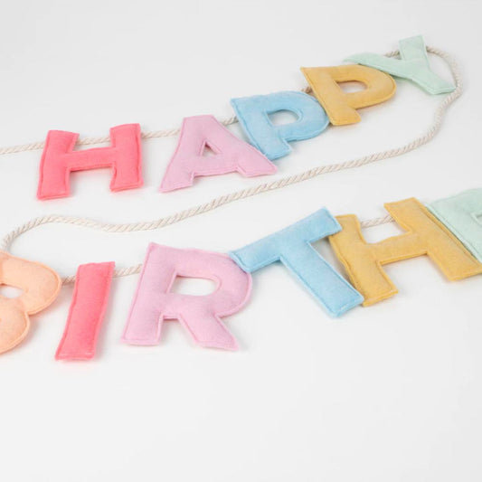 Guirlande happy birthday lettres colorées en feutrine signée Meri Meri