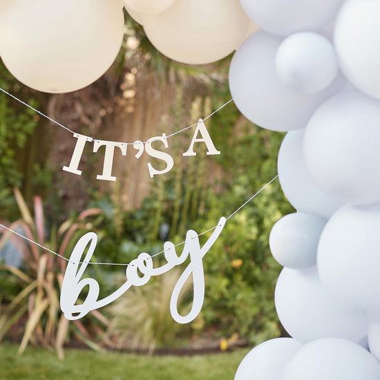 Arche de ballons bleue et guirlande pour decoration de gender reveal garçon
