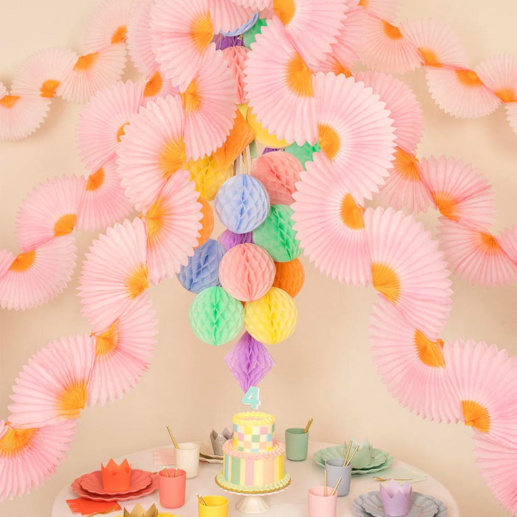 Idée de décoration en nid d'abeille pour une fête aux couleurs pastel