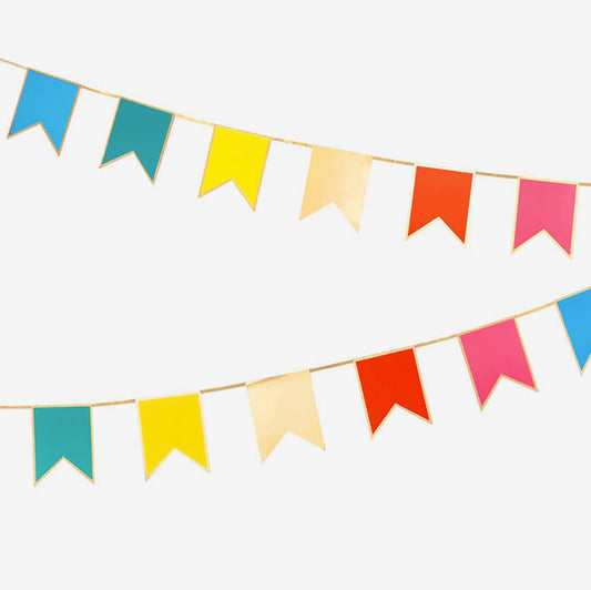 Idea de decoración de cumpleaños infantil: guirnalda de banderines multicolor