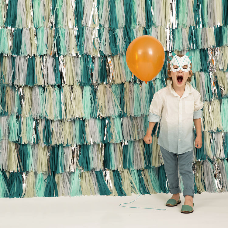Decoración de cumpleaños de niño dinosaurio con pared de guirnalda de borlas