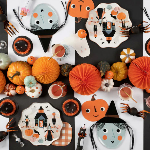 Idee decoration de table halloween : assiettes têtes de sorcières