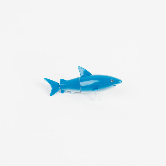 1 shark-shaped mechanical toy for a small birthday gift or pinata