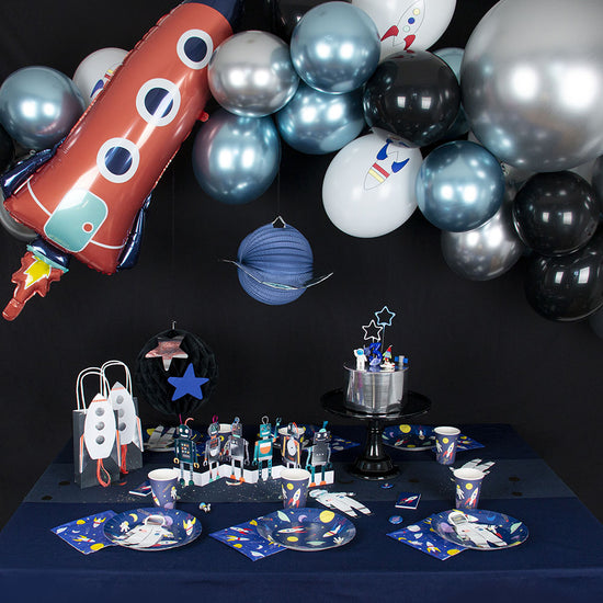 Kit de cumpleaños de astronauta con arco de globos y piñata de mi dia