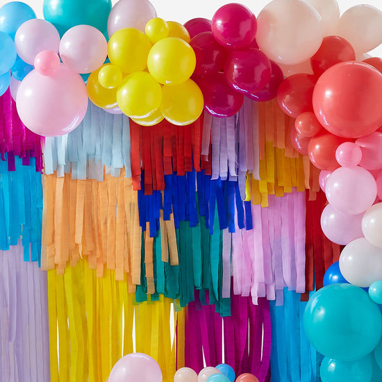Kit déco de fête multicolore : ballons et rideau de franges en crépon