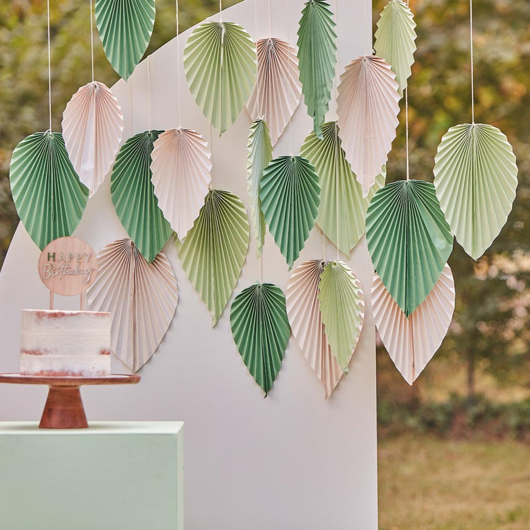 Deco anniversaire adulte bohème avec feuilles palmier en papier