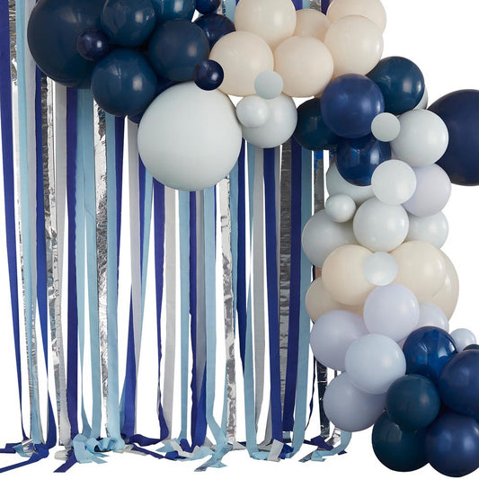 Arco di palloncini blu e crepe per la decorazione di compleanno e baby shower
