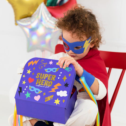 Idea de regalo de cumpleaños de superhéroe: maleta y accesorios de superhéroe