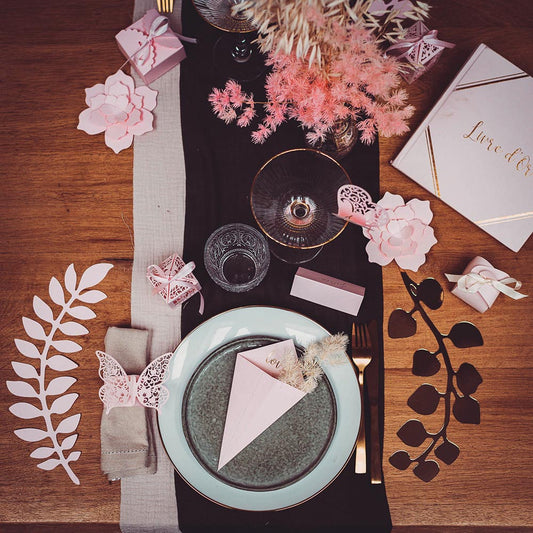 Idea de decoración de mesa de boda: libro de invitados y decoraciones en rosa y oro.