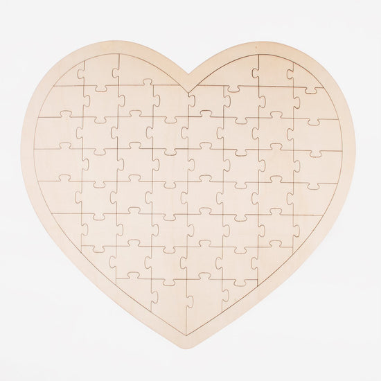 Idea de libro de invitados para baby shower y boda: rompecabezas de madera en forma de corazón.