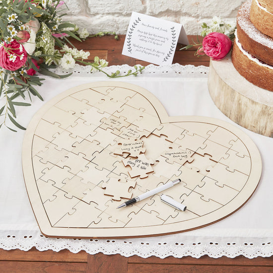 Livre d'or mariage original: puzzle en bois en forme de coeur. 