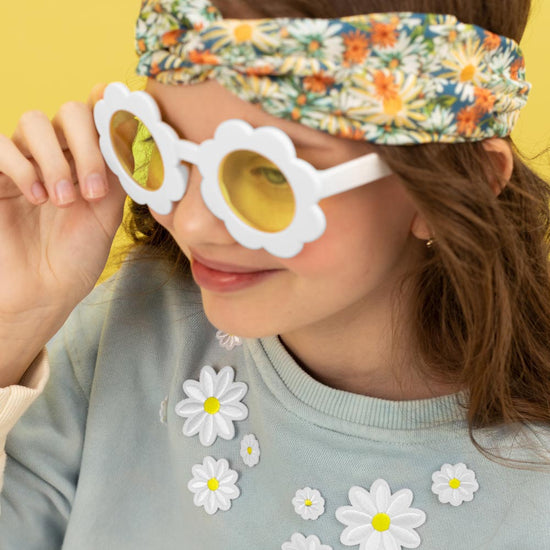 Little girl's birthday: daisy glasses disguise