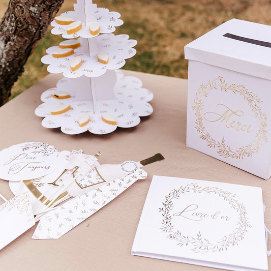 Exhibición de pastel blanco y dorado para decoración de pastel de boda bohemio