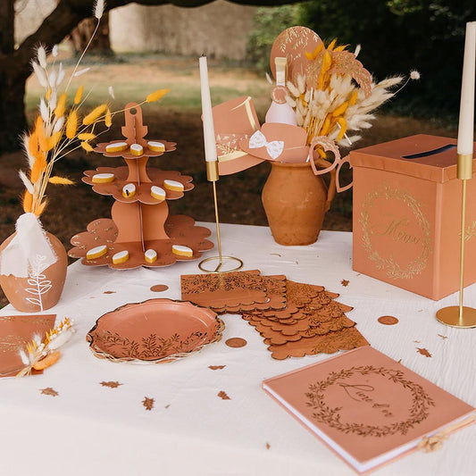 Assiettes terracotta et doré pour decoration de table mariage boheme