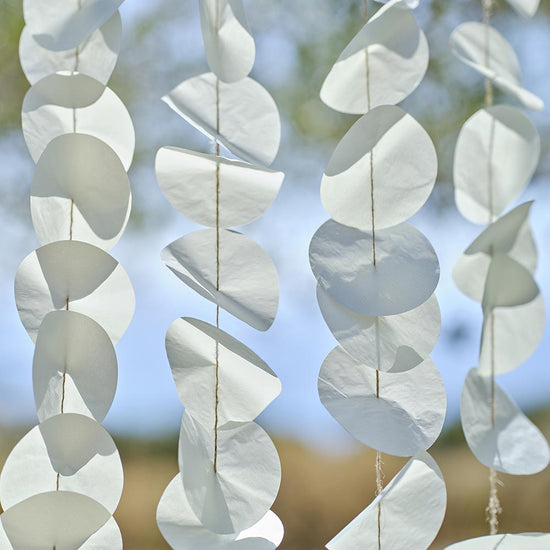 Rideau de pastille en papier sauge pour photobooth mariage boheme