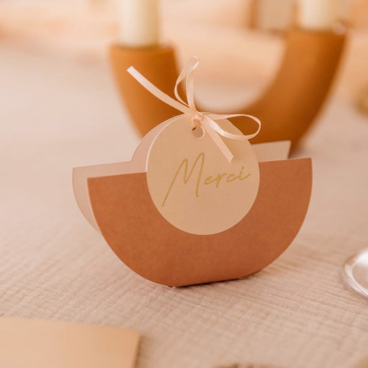 Idea de envoltorio de regalo para invitados de boda: recipientes de agradecimiento en color rubor