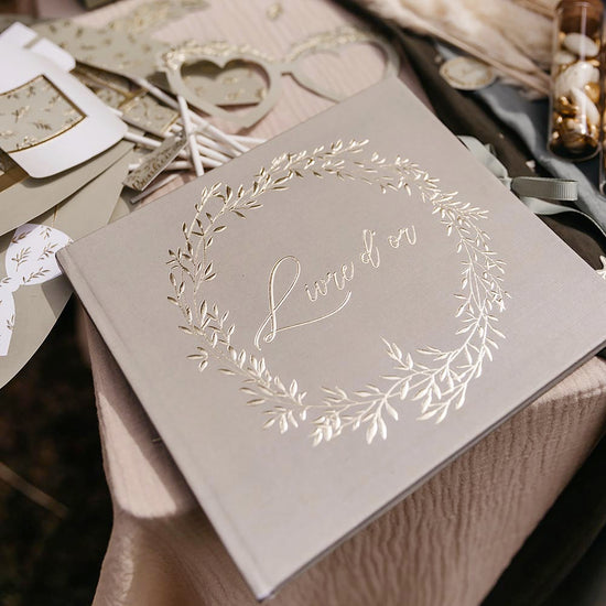 Idée livre d'or brindille sauge pour mots invités lors d'un mariage