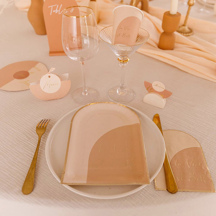 Gobelet jetable blanc et marron sur une table en bois marron photo
