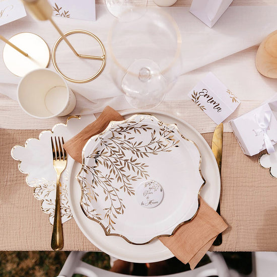 Assiettes en carton blanc et doré pour decoration de table