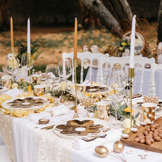 Decoración de mesa de boda campestre: 8 copas de margaritas blancas y doradas
