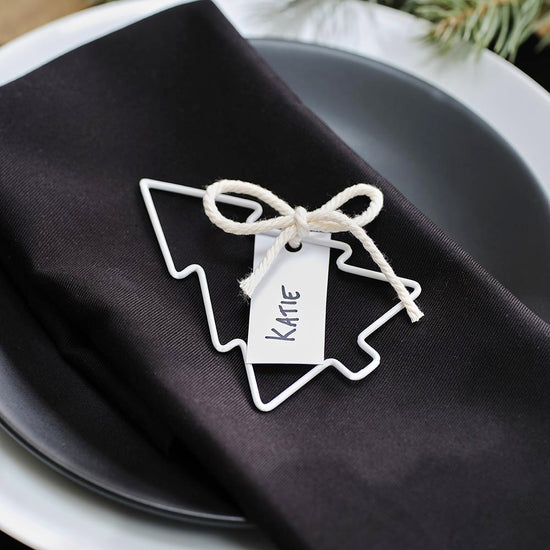 Coloque la tarjeta en forma de abeto para la decoración de la mesa de Navidad