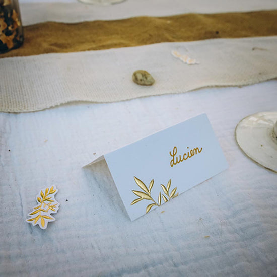 Déco blanc et doré pour table de mariage : marque places et confettis