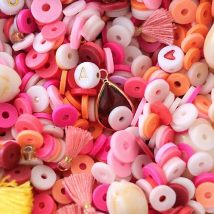 Idée activité anniversaire fille : mélande perles heishi, breloques et coquillages