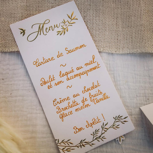 10 menús de boda blancos y dorados con follaje para personalizar