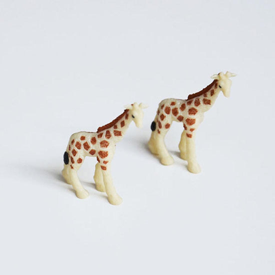 Décoration anniversaire enfant safari : des mini figurines girafes