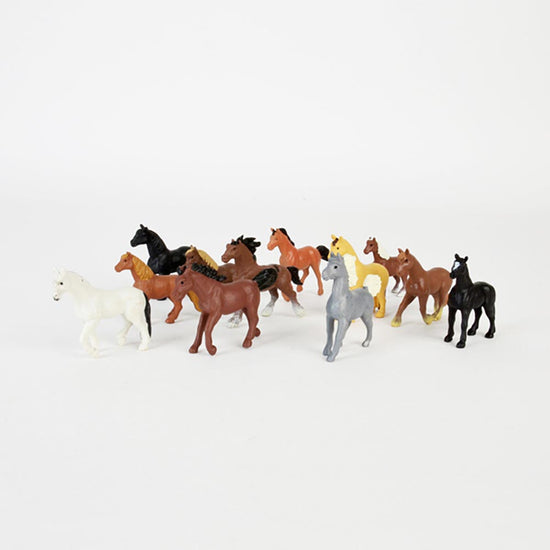 Décoration anniversaire enfant fille : des mini figurines chevaux 