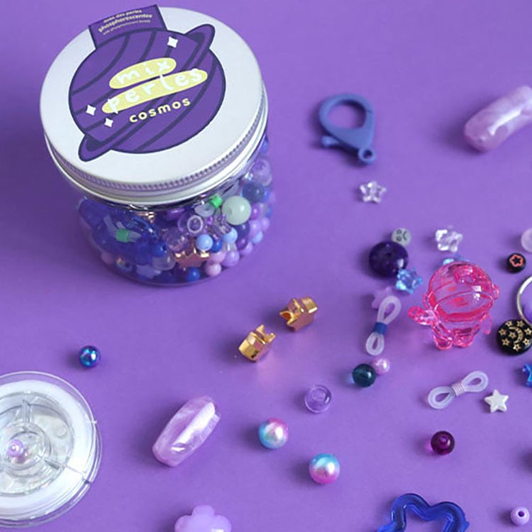 Idée cadeau anniversaire enfant : pot de perles cosmos pour bijoux
